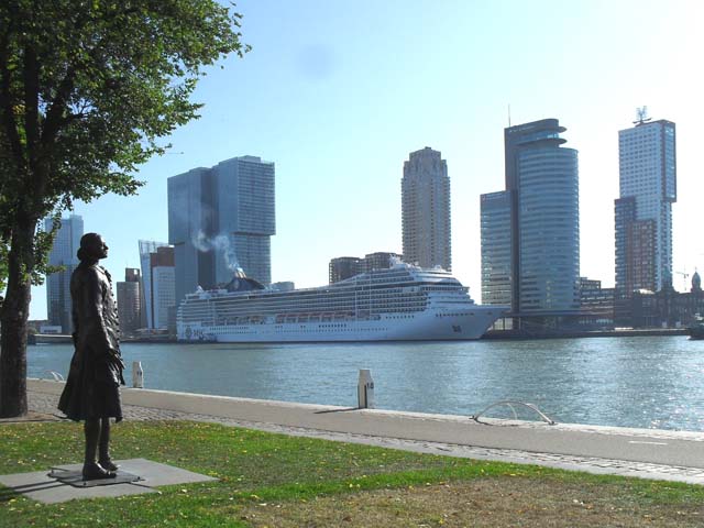 Cruiseschip ms MSC Poesia van MSC Cruises aan de Cruise Terminal Rotterdam